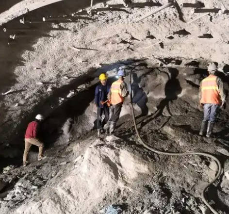 陆丰拱顶带模注浆料的施工流程及注意事项